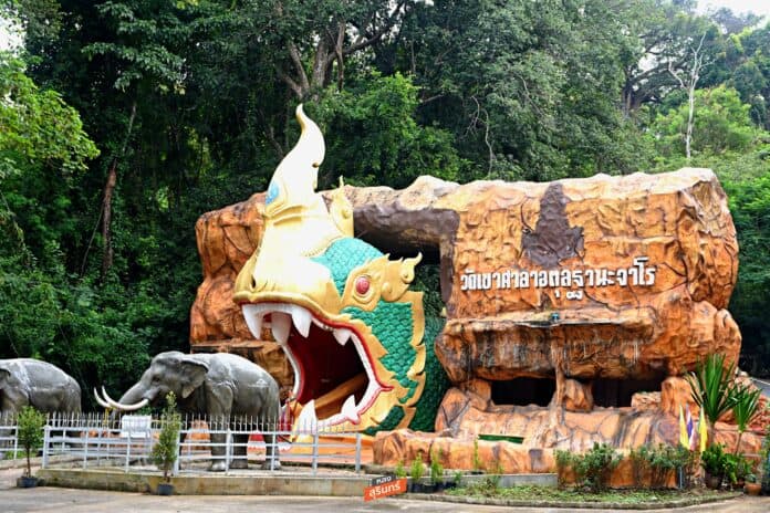 ที่เที่ยวสุรินทร์ วัดเขาศาลาอตุลฐานะจาโร บัวเชด จังหวัดสุรินทร์