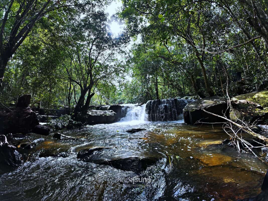 น้ำตกไตรคีรี สุรินทร์ – สวรรค์กลางป่าแห่งแดนอีสานใต้ ที่ต้องไปสักครั้งในชีวิต
