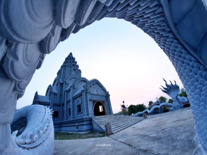 พระธาตุเจดีย์ศรีมงคลรัตน์ วัดมงคลรัตน์ จังหวัดสุรินทร์